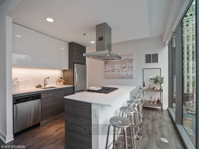 355 W Hubbard St in Chicago, IL - Building Photo