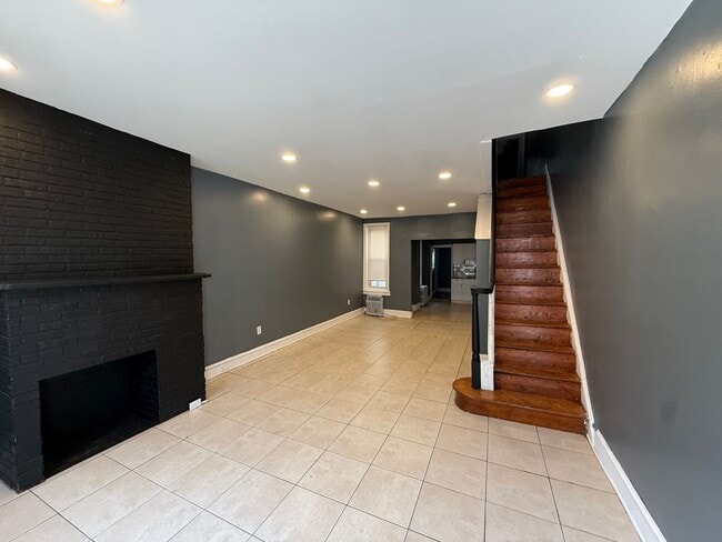 property at 2021 E Monmouth St