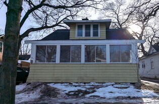 457 W Southern Ave in Muskegon, MI - Building Photo