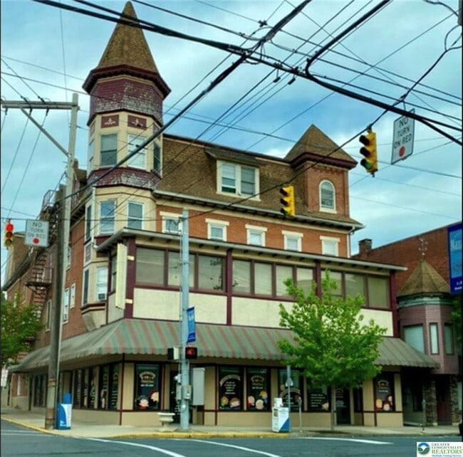 4 E Belvidere St in Nazareth, PA - Building Photo - Building Photo