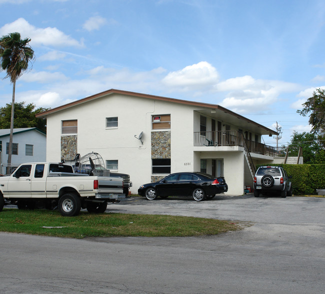 6591 SW 46th St in Fort Lauderdale, FL - Foto de edificio - Building Photo