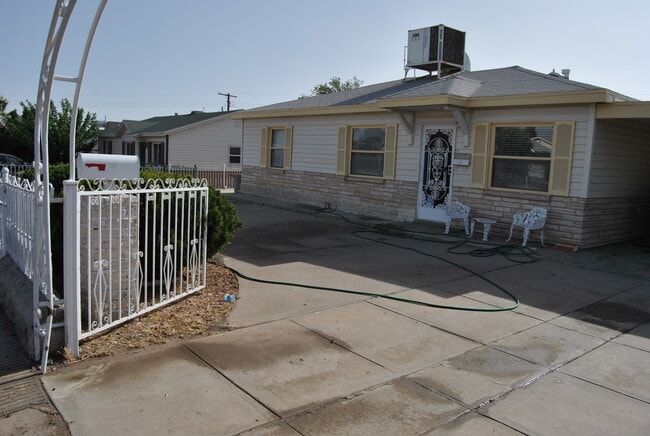 929 Giles Rd in El Paso, TX - Building Photo - Building Photo
