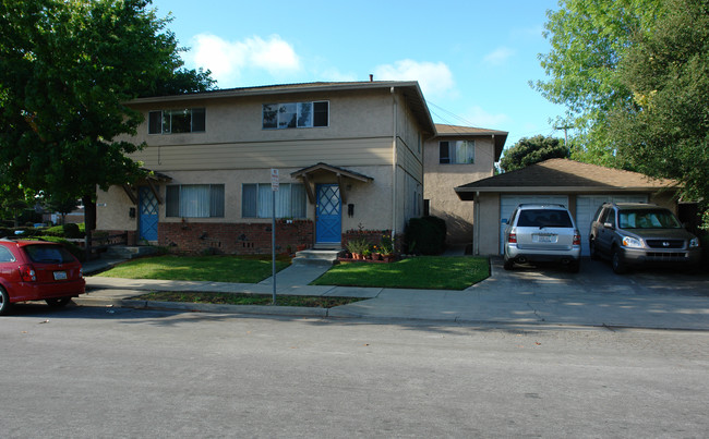 10337 Miller Ave in Cupertino, CA - Foto de edificio - Building Photo