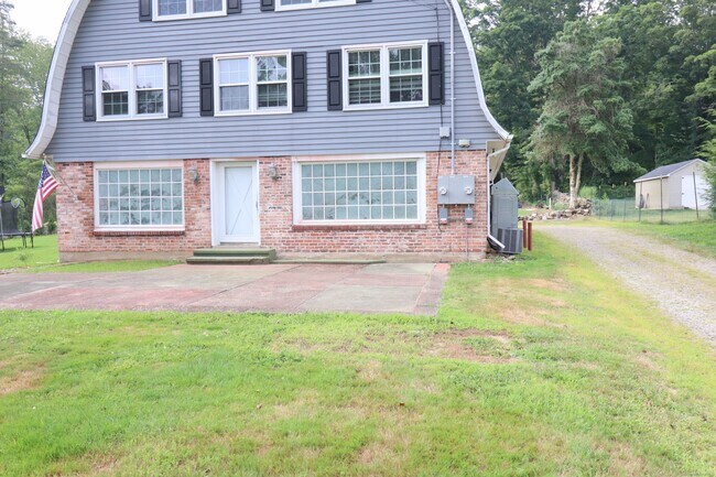 235 Thompson St in Shelton, CT - Building Photo - Building Photo