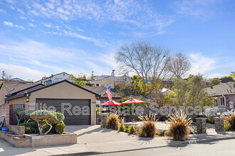 6849 Cartwright St in San Diego, CA - Foto de edificio - Building Photo