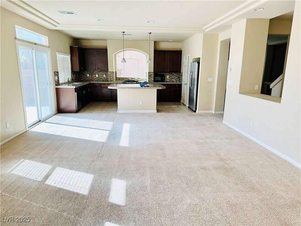8404 Langhorne Creek St in Las Vegas, NV - Building Photo