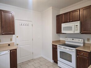 1069 Wayburn St, Unit 2 in Grosse Pointe, MI - Building Photo - Building Photo