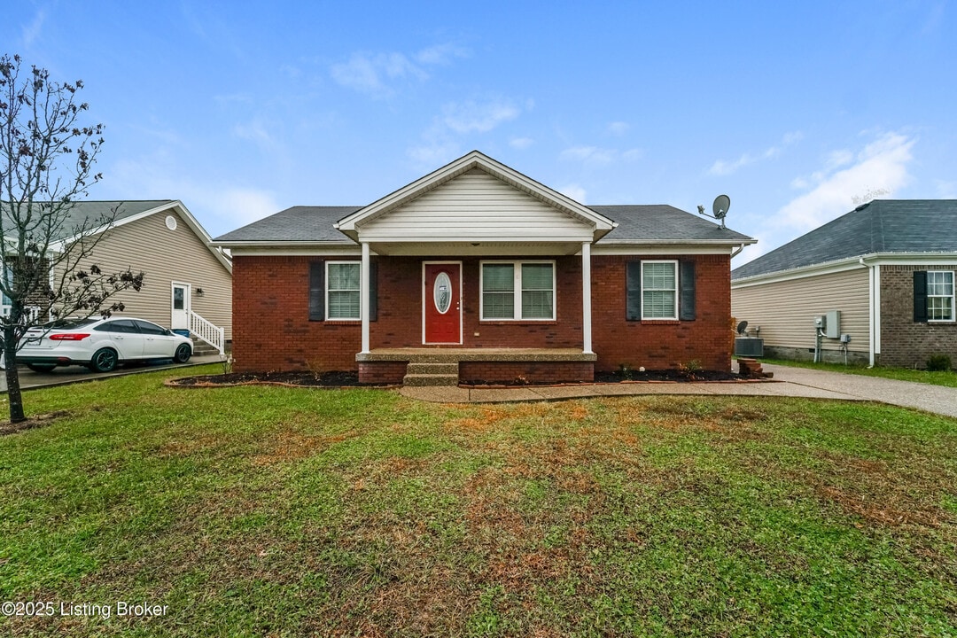 585 Tecumseh Dr in Shepherdsville, KY - Building Photo