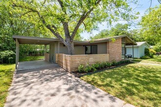 1811 Forest Hill Dr in Austin, TX - Building Photo - Building Photo