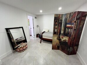 1102 NW 103rd St in Miami, FL - Foto de edificio - Building Photo