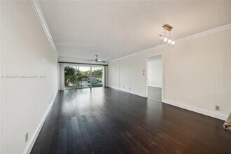 100 Lakeview Dr in Weston, FL - Building Photo - Building Photo