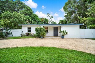 6400 SW 62nd Ct in South Miami, FL - Building Photo