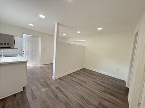 12711 SW 51st St in Miami, FL - Foto de edificio - Building Photo
