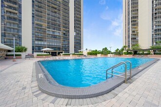20301 W Country Club Dr, Unit 1122 in Aventura, FL - Building Photo - Building Photo
