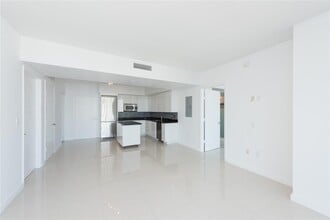 92 SW 3rd St, Unit 4612 in Miami, FL - Foto de edificio - Building Photo