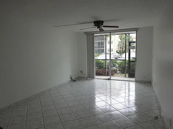 5321 NE 24th Ter, Unit 112a in Fort Lauderdale, FL - Foto de edificio - Building Photo