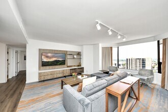 1300 Lamar St in Houston, TX - Building Photo - Building Photo