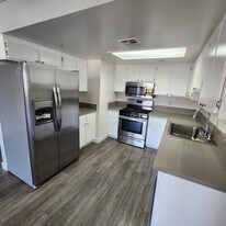 Quiet & Quaint 55+ Community (24724 Valley St) in Santa Clarita, CA - Building Photo