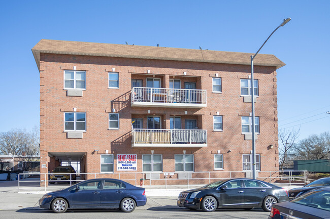 36-41 169th St in Flushing, NY - Foto de edificio - Building Photo