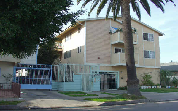 1051 Myrtle Ave in Long Beach, CA - Foto de edificio - Building Photo