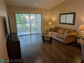 3081 Holiday Springs Blvd in Margate, FL - Building Photo - Building Photo