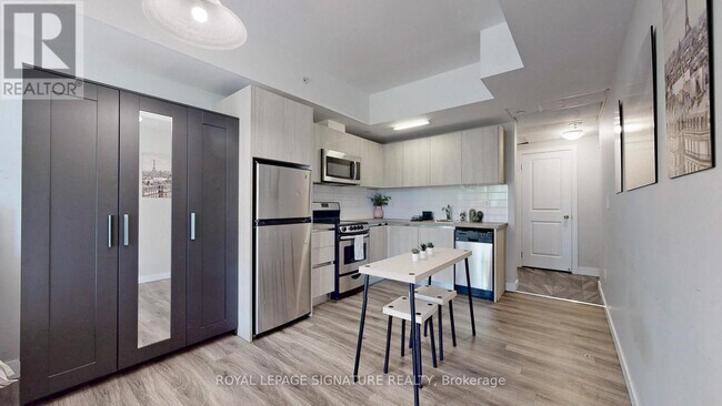 335 College St in Toronto, ON - Building Photo - Building Photo