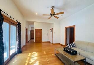 10 Warren St, Unit 1 in Medford, MA - Building Photo - Building Photo