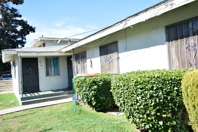 903 N Sloan Ave in Compton, CA - Foto de edificio - Building Photo