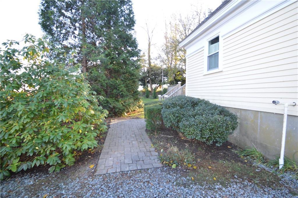 412 Mitchell's Ln in Middletown, RI - Building Photo