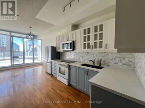 111 Elizabeth St in Toronto, ON - Building Photo - Building Photo