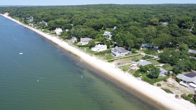 18 Bayview Rd in Southampton, NY - Building Photo - Building Photo