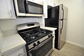 11030 Hartsook St, Unit 119 in Los Angeles, CA - Building Photo - Building Photo
