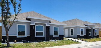 8 W Woodson Dr in Edinburg, TX - Building Photo