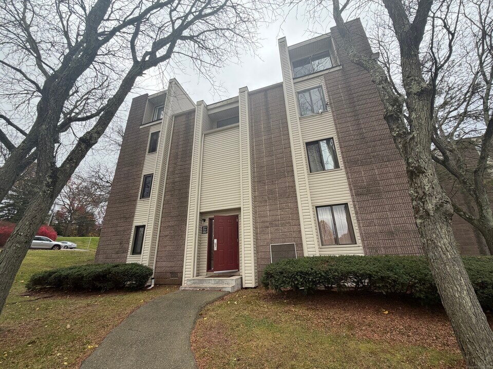 280 Burgundy Hill Ln in Middletown, CT - Building Photo