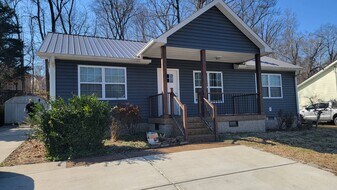 1056 Jacksons Valley Rd in Nashville, TN - Building Photo