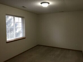 145 Sugar Creek Ln in North Liberty, IA - Building Photo - Building Photo