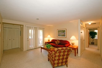 Park Titus Apartments in Irondequoit, NY - Foto de edificio - Building Photo