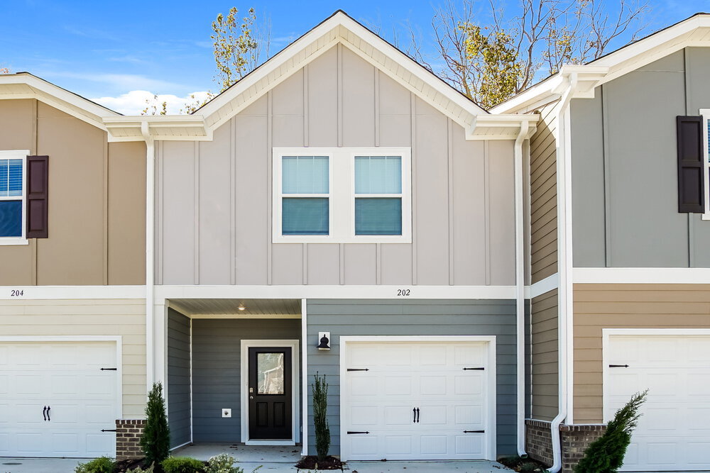 202 Brook Farm Ln in Fuquay Varina, NC - Building Photo