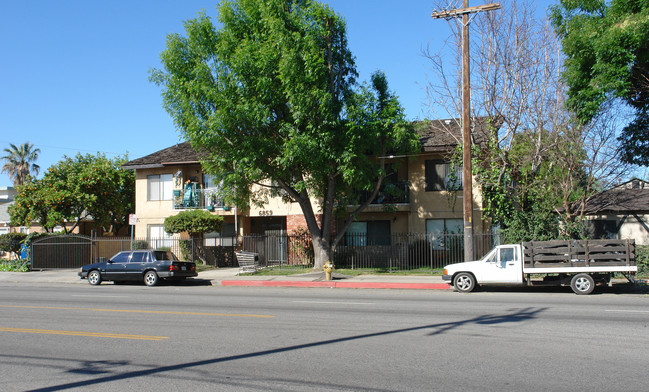 6859 Woodman Ave in Van Nuys, CA - Building Photo - Building Photo