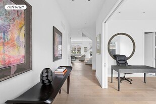 16 Magnolia Dr in Water Mill, NY - Building Photo