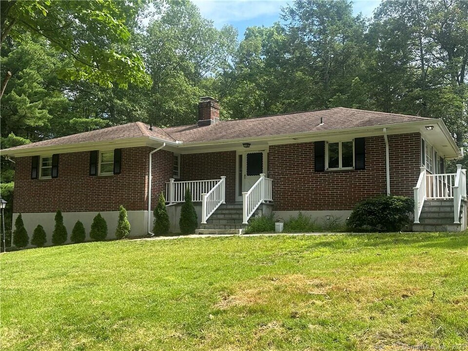 174 Stadley Rough Rd in Danbury, CT - Building Photo