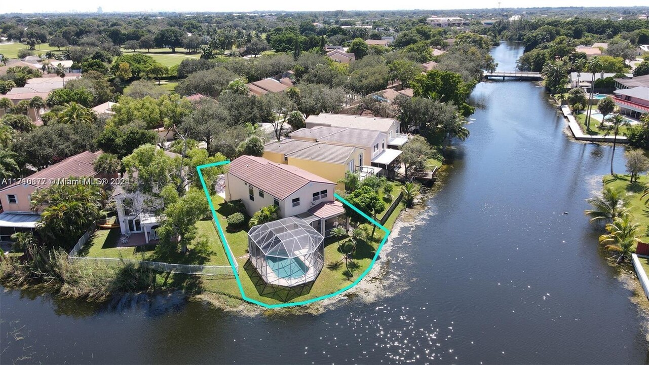 9867 Fairway Cove Ln in Plantation, FL - Building Photo