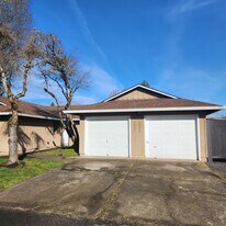 2033 NE Darby St in Hillsboro, OR - Building Photo