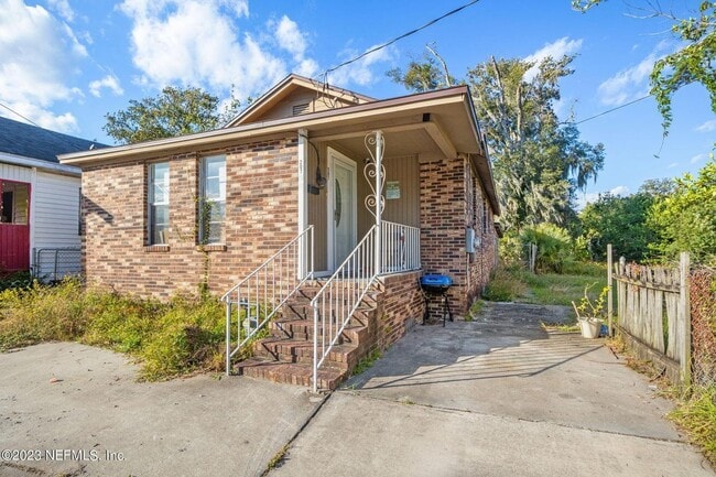 property at 207 W 21st St