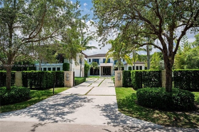 9000 SW 63rd Ct in Pinecrest, FL - Foto de edificio - Building Photo