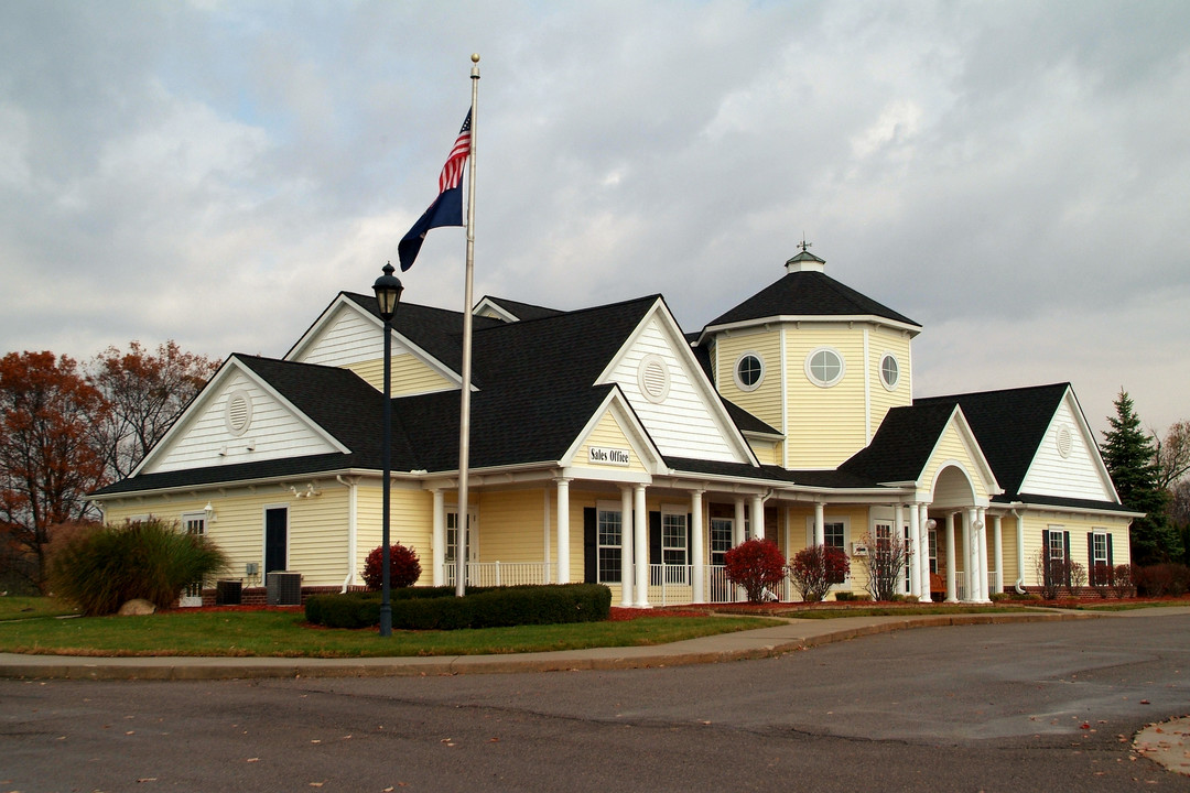 Holly Hills in Holly, MI - Building Photo