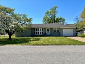 301 Crestview Dr in Bentonville, AR - Building Photo