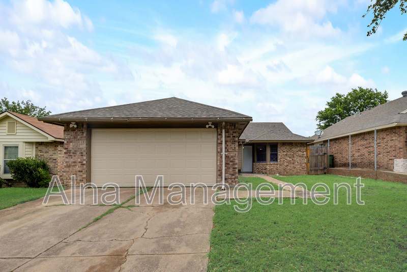 2411 Busch Dr in Arlington, TX - Foto de edificio