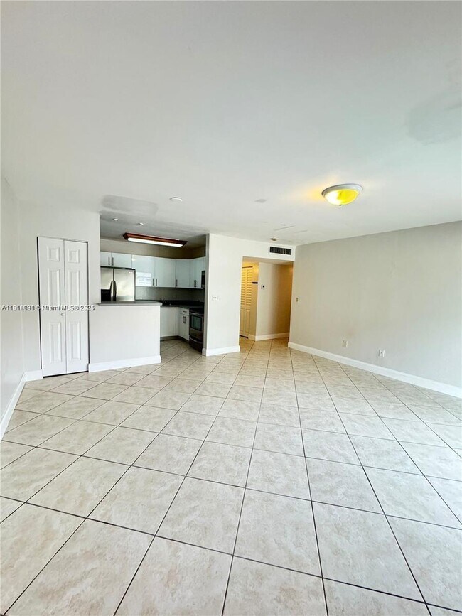 9370 SW 87th Ave in Miami, FL - Building Photo - Building Photo