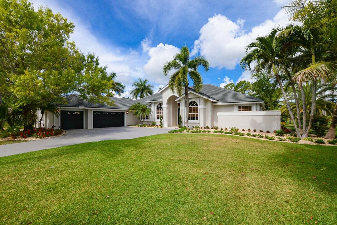 7981 Woodsmuir Dr in Palm Beach Gardens, FL - Foto de edificio